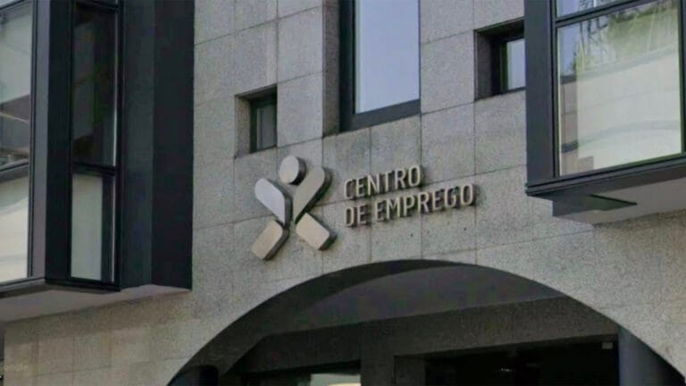 Modern stone building façade with a geometric logo and the sign CENTRO DE EMPREGO